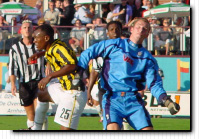 Kalle Sone maakt het de keeper van SML moeilijk