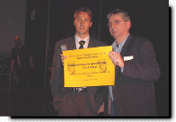 Michel Kreek bood namens de selectie een zwaaivlag aan van 4 bij 4 meter.