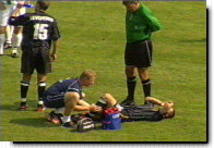 Theo Janssen ligt geblesseerd op het veld