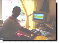 Jhon van Beukering achter het toetsenbord