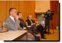 Edward Sturing luistert aandachtig