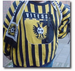 Een bekende fan met rouw-linten. Heeft hij de oplossing voor de crisis?