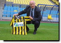 Vol trots presenteert voorzitter Jos Vaessen het nieuwe shirt