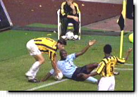 Stevanovic schiet uit ongenoegen de bal weg