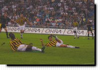 De bal gaat voorlangs en zowel Amoah als Stevanovic komen net te laat